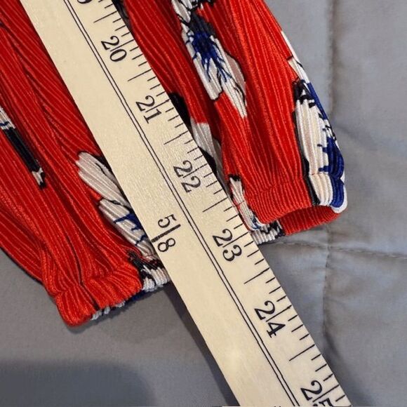 ASTR the Label Plisse Long Sleeve Pleated Surplice Wrap Top Red Floral Small - Picture 11 of 12